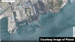 지난 12일 북한 남포항을 촬영한 위성사진에 화물선들의 움직임이 포착됐다. 이 중 한척의 길이는 170~175m로 최근 미국 정부가 압류한 북한 화물선 와이즈 어네스트 호와 비슷한 크기다. 사진 제공: 플래닛 랩스(Planet Labs).