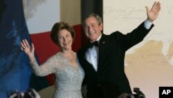 Laura Bush wears an Oscar de la Renta design at a 2005 inaugural party for her husband, President George Bush.