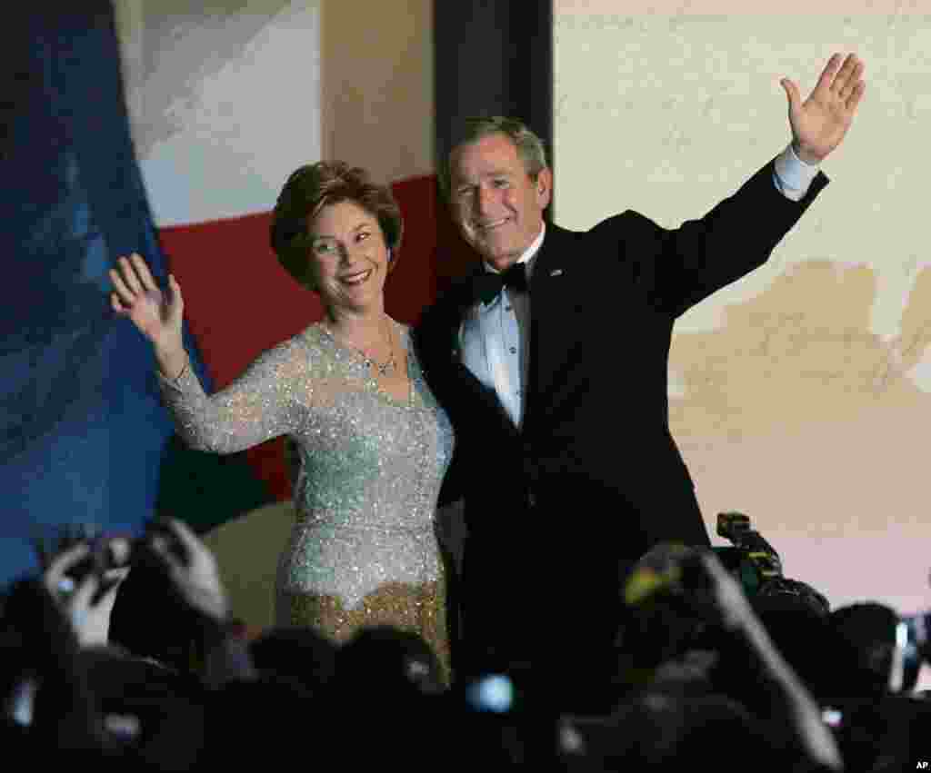 2001年1月20日，在華盛頓舉行的就職舞會上，美國總統小布殊和夫人揮手致意