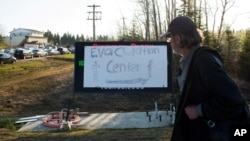 Los residentes de Fort McMurray, Canadá, recibieron órdenes de evacuar la ciudad debido a un enorme incendio forestal.