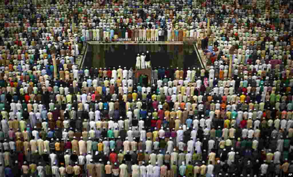 Nov. 17: Indian Muslims pray at the Jama Masjid mosque, one of India's largest, during morning prayers on Eid al-Adha in New Delhi, India. (AP Photo/Kevin Frayer)
