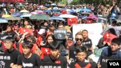 Milhares protestam em Hong Kong