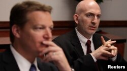 Mandiant Founder & CEO Kevin Mandia (L) and Mandiant CSO Richard Bejtlich participate in the Reuters Cybersecurity Summit in Washington, May 13, 2013. 