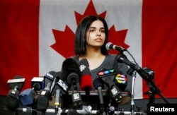 اپنی فیملی سے فرار ہونے والی 18 سالہ سعودی لڑکی رائف القنون، کینیڈا میں پناہ ملنے کے بعد میڈیا سے بات کر رہی ہے۔
