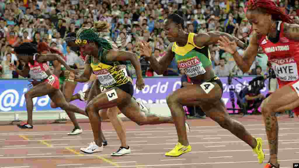 Shelly-Ann Fraser-Pryce de la Jamaïque, au centre, prend de l&rsquo;avance sur ses concurrentes en finale du 100 m féminin aux championnats du monde d&#39;athlétisme au stade Nid d&#39;oiseau à Pékin, 24 août 2015.
