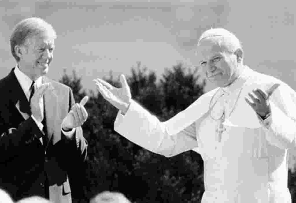El Papa Juan Pablo II pide aplausos para el presidente de Estados Unidos Jimmy Carter y a otros dignatarios en la Casa Blanca (1979).