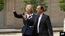 Clinton se ha sentado con los ministros de Francia y Alemania y ha agradecido a los europeos los esfuerzos para frenar la entrada de armas en Siria.