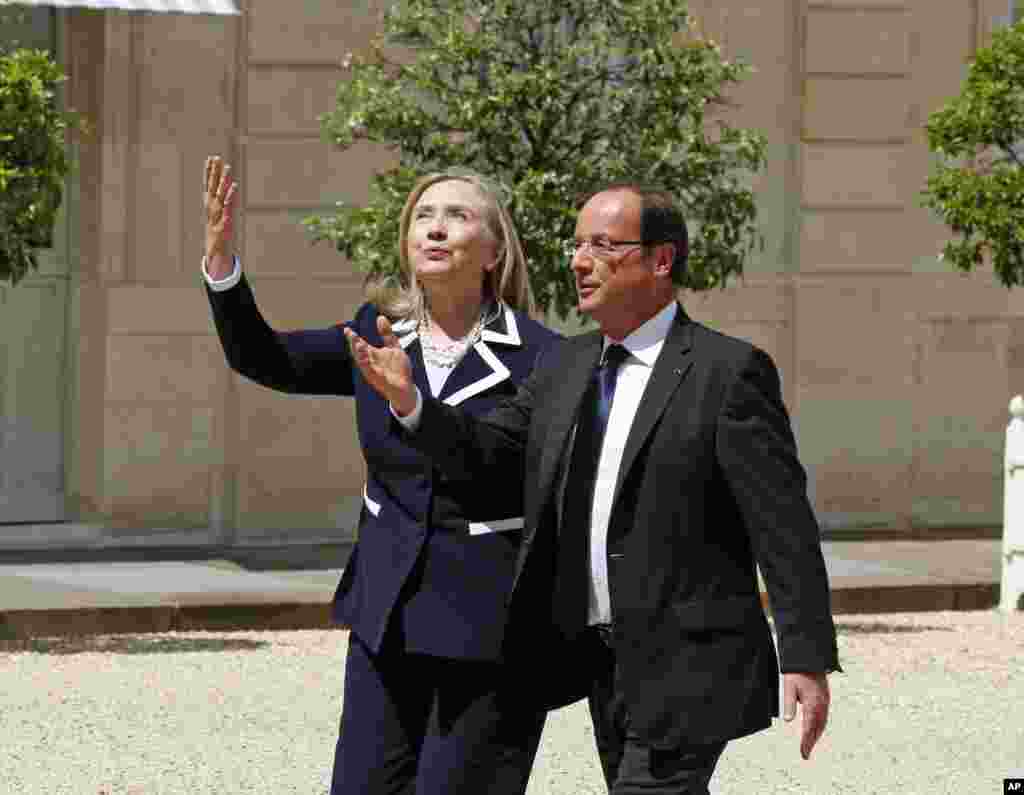 La secretaria Clinton se reuni&oacute; con el presidente franc&eacute;s Francois Hollande y ambos pidieron parar la matanza en Siria.
