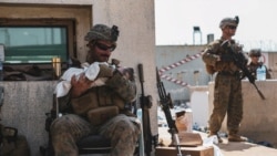 Američki marinac drži bebu za vreme evakuacije iz Kabula, 20. avgusta 2021.