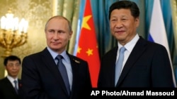 지난 5월 러시아를 방문한 시진핑 중국 국가주석(오른쪽)이 블라디미르 푸틴 러시아 대통령과 악수하고 있다. (자료사진)