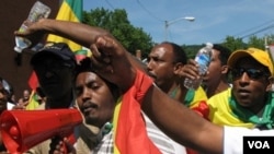 Ethiopian protesters called on President Obama to stop helping authoritarian leaders in Africa. (VOA / Nico Colombant)