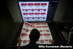 Seorang pekerja memeriksa surat suara yang dicetak untuk pemilihan presiden Indonesia di sebuah pabrik di Jakarta, 20 Januari 2019. (Foto: REUTERS/Willy Kurniawan)