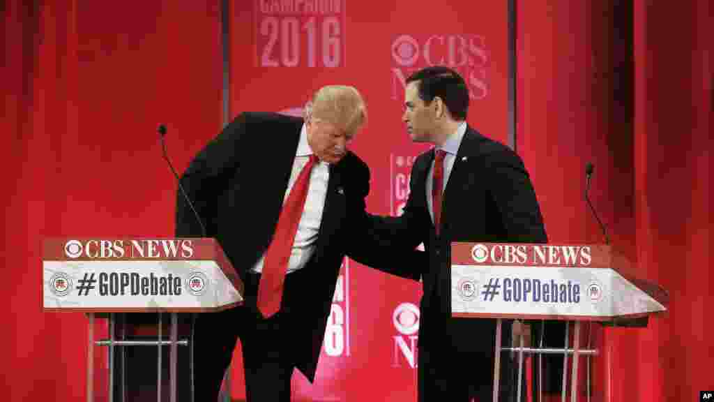 Le candidat présidentiel républicain, le sénateur Marco Rubio, à droite, discute avec le candidat présidentiel républicain, l'homme d'affaires Donald Trump lors du débat présidentiel CBS Nouvelles républicain au Peace Center, le samedi 13 février 2016,