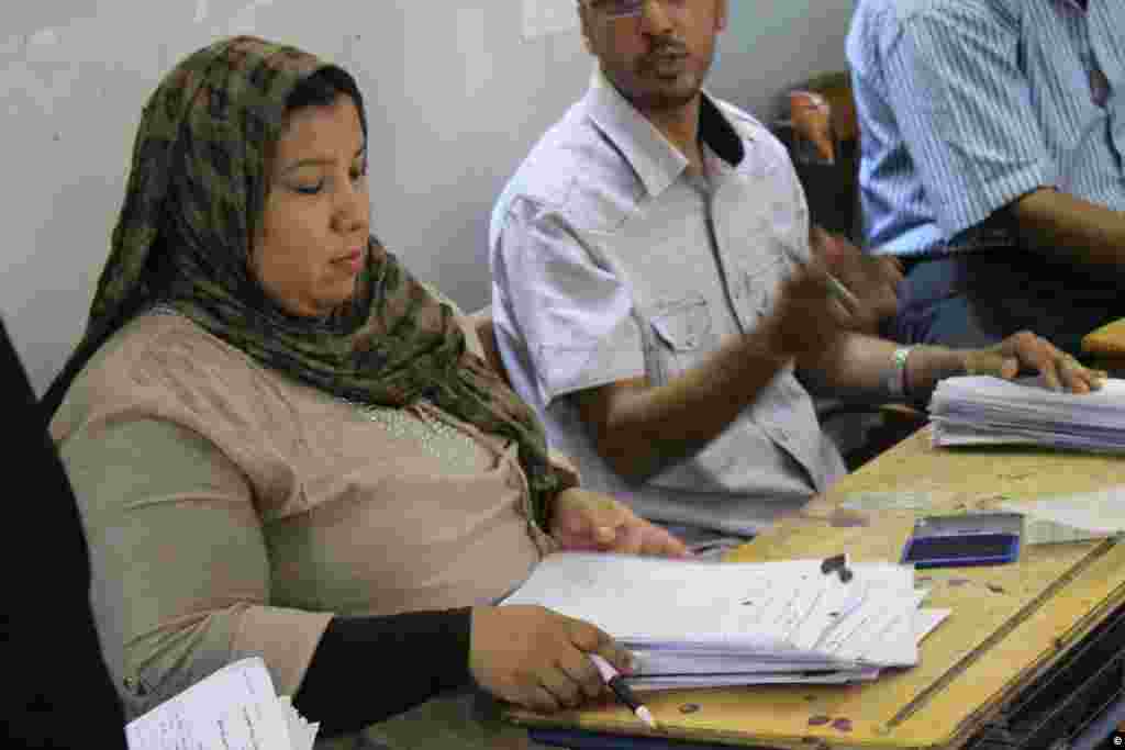 Para pemilih di Mesir menyalurkan suara mereka dalam pilpres di TPS yang dibangun di sebuah SD di distrik Sayida Zeinab di Kairo, pada hari pertama pemilu putaran kedua yang bersejarah, Sabtu (16/6).