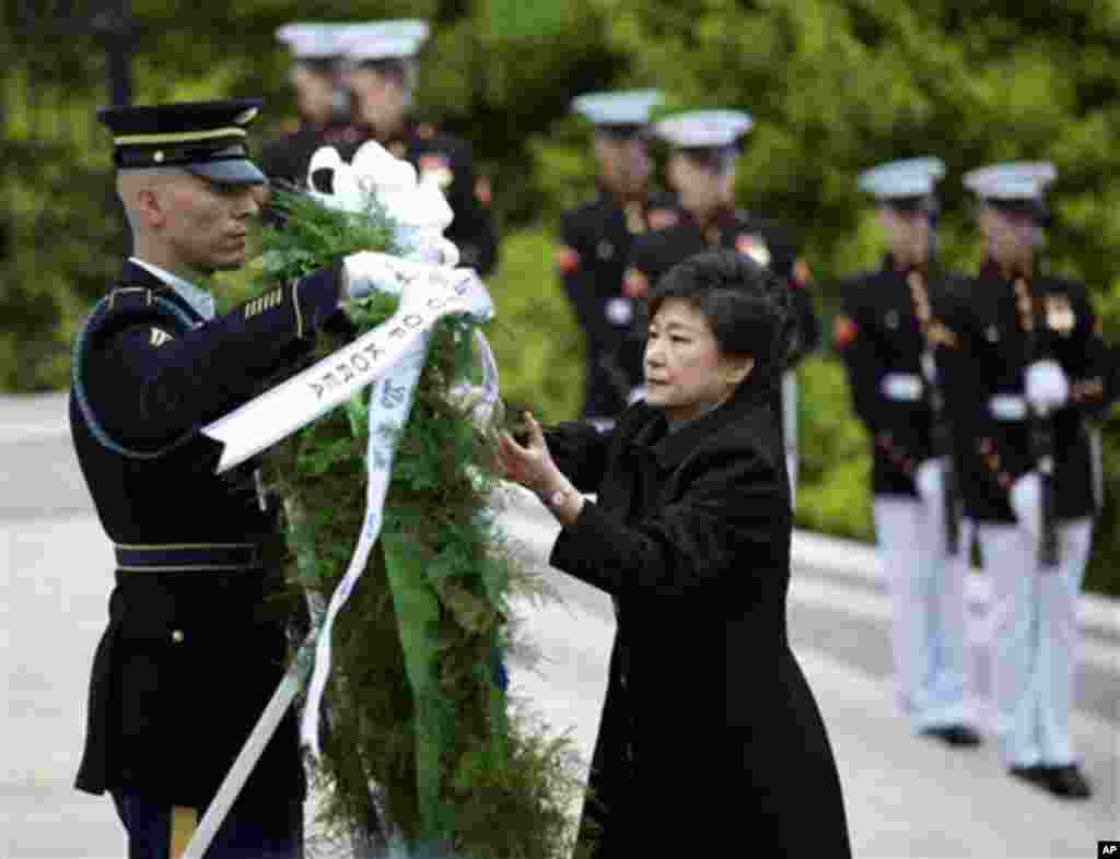 미국을 방문 중인 박근혜 한국 대통령이 6일 알링턴 국립묘지에서 무명용사비에 헌화하고 있다.