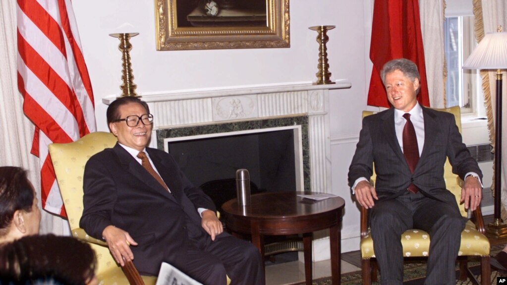 2000年9月8日，中国主席江泽民和美国总统克林顿在纽约参加联合国峰会时在曼哈顿的华尔道夫酒店开始交谈(photo:VOA)