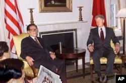 2000年9月8日，中国主席江泽民和美国总统克林顿在纽约参加联合国峰会时在曼哈顿的华尔道夫酒店开始交谈