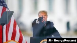 Bivši američki predsednik Donald Tramp obraća se pristalicama tokom mitinga posle kog se deo okupljenih uputio prema Kapitolu (Foto: REUTERS/Jim Bourg)