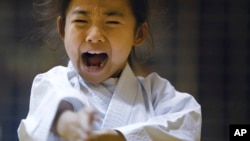 Mahiro Takano, 9 ans, trois fois champion de karaté du Japon dans la catégorie de son âge à Nagaoka, la préfecture de Niigata, au nord de Tokyo, 18 novembre 2015.