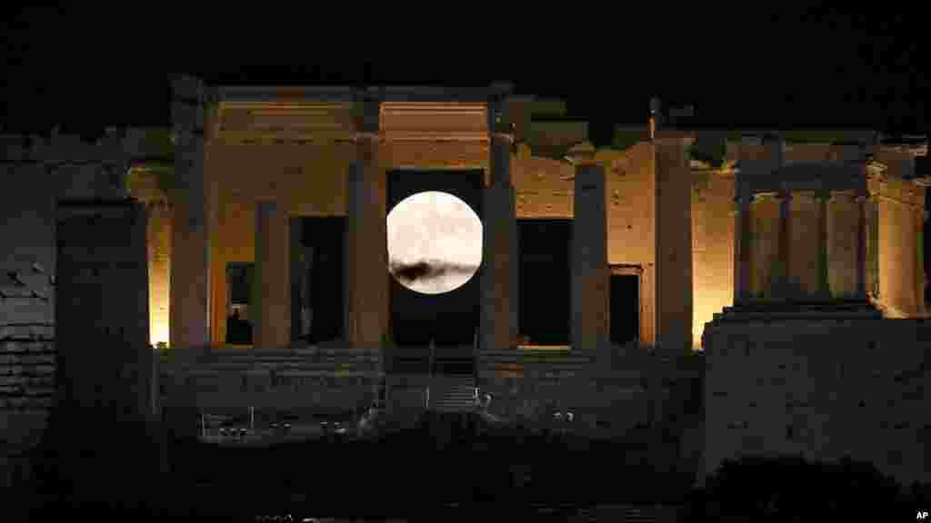 La levée de la lune derrière à Athènes, le 14 novembre 2016.