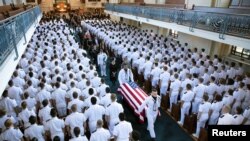 La familia camina junto al ataúd del senador John McCain, mientras es sacado de la capilla en la Academia Naval de EE.UU. después de un servicio recordatorio en Annapolis, Maryland, el domingo, 2 de septiembre de 2018.