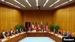 FILE - A general view of a meeting with European Union foreign policy chief Catherine Ashton (centre L) and Iranian Foreign Minister Mohammad Javad Zarif (centre R) in Vienna, April 9, 2014. 