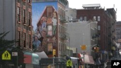 Četvrt istočnog Harlema u New Yorku, s oslikanim muralom hispaničkog umjetnika Mannyja Vege (AP Photo/Bebeto Matthews)