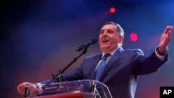 Milorad Dodik pjeva na predizbornoj skupu u Banja Luci, 5. oktobar 2018.