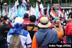 Sekitar 1.000an buruh dari sejumlah konfederasi dan serikat pekerja berdemo menuntut upah minimum yang layak, di Jakart, 25 November 2021. (Foto: Indra Yoga/VOA)
