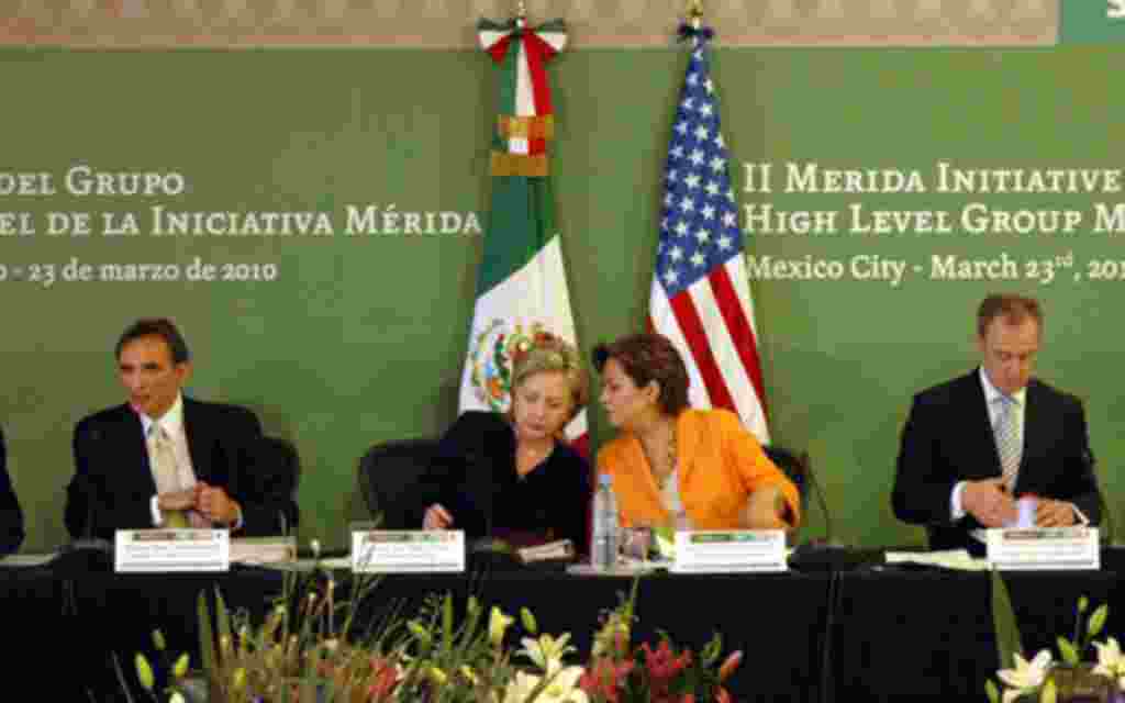 Las secretaria de Estado de EE.UU. Hillary Clinton y homóloga Espinosa, acompañadas de los embajadores Pascual y Sarukhan, presiden una reunión de la Iniciativa Mérida.