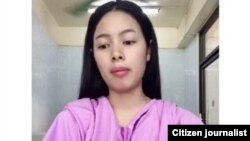 ນາງມອນມະນີ ສຸດທິດາ (ຕິນ່າ) ຜູ້ນຳທ່ຽວ-ຊາຍໄທສອງຄົນ ທີ່ນຳເອົາເຊື້ອໄວຣັສເຂົ້າມາຕິດແປດ ປະຊາຊົນ ໃນເຂດນະຄອນຫຼວງວຽງຈັນ ໃນຊ່ວງວັນທີ 7 ຫາ 15 ເມສາ 2021 ທີ່ຜ່ານມາ.
