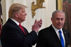 Presiden Donald Trump, kiri, mendengarkan Perdana Menteri Israel Benjamin Netanyahu, kanan, berbicara dalam sebuah acara di Ruang Timur Gedung Putih di Washington, Selasa, 28 Januari 2020. (Foto: AP)