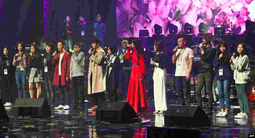 2018年4月1日，韩国音乐人在平壤的拥有1500个座位的东平壤大剧院排练，为一场难得的音乐会做准备。