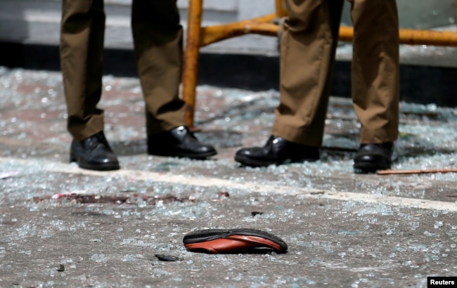 El zapato de una víctima frente a la iglesia de St. Anthony, Kochchikade tras una explosión en Colombo, Sri Lanka, el Domingo de Pascua 21 de abril de 2019. Ocho explosiones en iglesias y hoteles han dejado más de 200 muertos y más de 400 heridos.