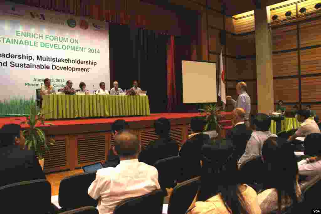 Participants ask questions and express opinions to the guest speakers during the discussion. (Nov Povleakhena/VOA Khmer)