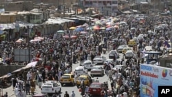 Afghan Muslims shop on the first day of Ramadan in Kabul, July 20, 2012.