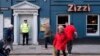 Un policier pres du lieu de l'attaque contre un ex-agent double russe, Salisbury, Angleterre, le 6 mars 2018