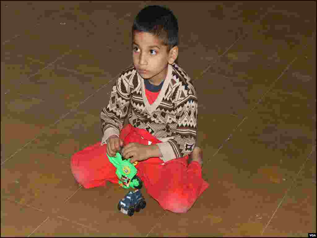 کراچی:چھ بچوں کی عمریں آٹھ ماہ سے 7 سال تک کے درمیان ہے جو والدین کو یاد کررہے ہیں