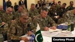 Pakistan army chief General Qamar Javed Bajwa (L) and Commadner of U.S. and Resolute Support military mission General John Nicholson attending the security conference in Kabul, Feb. 13, 2018. (Courtesy Pakistan army media wing, ISPR)