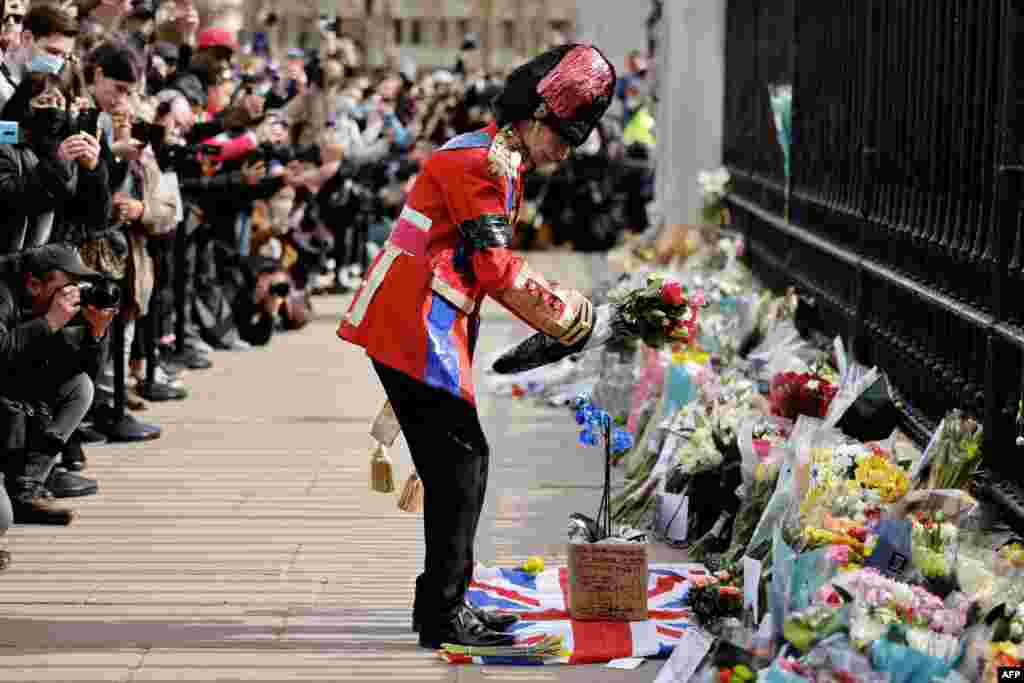 Britaniya qirolichasi Yelizaveta II va turmush o&rsquo;rtog&rsquo;i shahzoda Filip xotirasiga gullar. London.