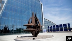 Logo NATO di depan gedung baru markas besar NATO di Brussels, Belgia, 19 April 2918.