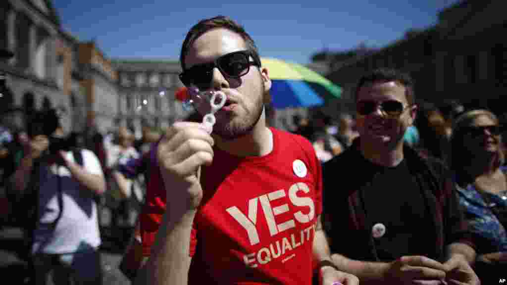 A "yes" supporter waits at Dublin castle for the final result in the referendum in Dublin, Ireland, May 23, 2015. 