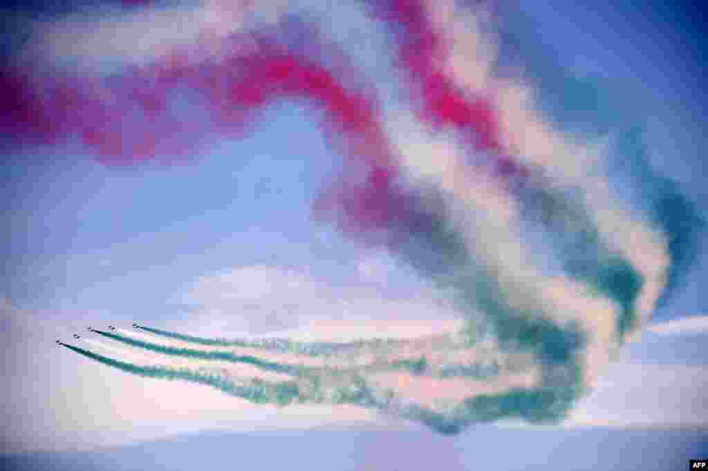 사우디아라비아 수도 리야드의 킹 살만 기지에서 진행된 공군사관학교 창설 50주년 기념식에서 공군 곡예비행단 &#39;로열 사우디 호크스&#39;가 공연하고 있다.