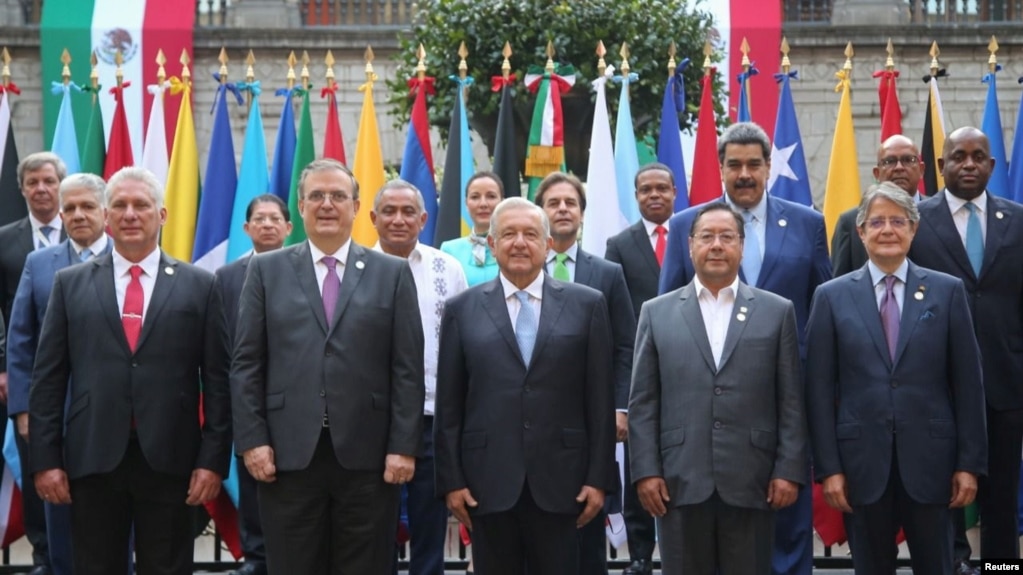 Presidentes latinoameriicanos posan para una foto durante la cumbre de la Comunidad de Estados Latinoamericanos y Caribeños, CELAC, en la Ciudad de México el 17 de septiembre de 2021. 