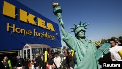 Una mujer disfrazada de la Estatua de la Libertad frente a una tienda de Ikea en Nueva York. Ikea podría haber utilizado mano de obra de prisioneros políticos cubanos en la fabricación de sus muebles, en los años 80.