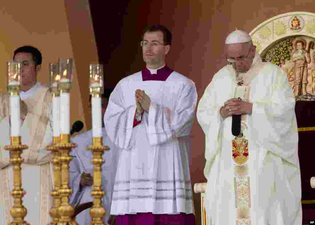 Pope Francis prays during a Mass at Rizal Park, in Manila, Jan. 18, 2015.