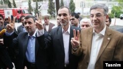 احمدی نژاد و حمید بقایی و رحیم مشایی که خرداد خوشبین به شرکت در انتخابات بودند در انتهای سال منتقد قوه قضاییه شده اند.