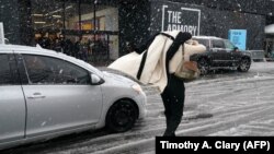 Une passante à New York, le 7 mars 2018