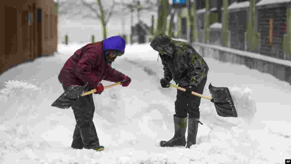 Cư dân xúc tuyết trên vỉa hè ở Alexandria, bang Virginia.