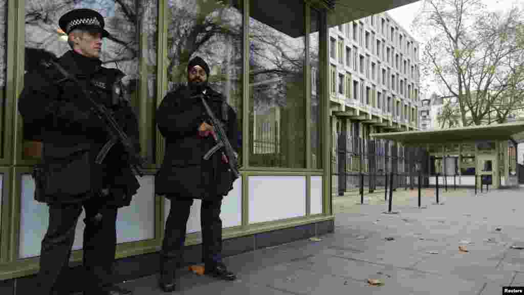 Des policiers vigilent devant l&#39;ambassade américaine à Londres alors que le Comité du renseignement du Sénat s&#39;apprêtait à publier un rapport sur les tactiques antiterroristes de la CIA, le 9 décembre 2014.